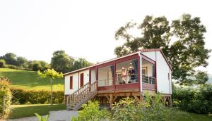 Domaine Chalets Larlapean外面的花园