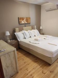 Postel nebo postele na pokoji v ubytování Astradeni luxury apartments Kratir