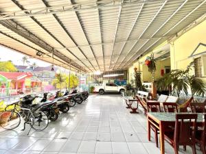 Un restaurante o sitio para comer en Quoc Dinh Guesthouse