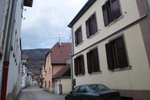 um carro estacionado numa rua ao lado de edifícios em Maison de 5 chambres avec wifi a Guebwiller em Guebwiller