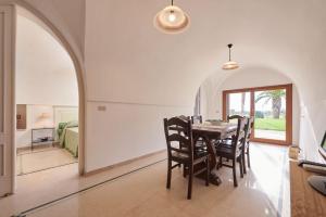jadalnia ze stołem i krzesłami w obiekcie Villa Pompea al piano terra - Apulia Home w mieście Casarano