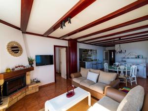 een woonkamer met een bank en een tafel bij CASA RURAL EL ESQUILON TENERIFE in La Orotava