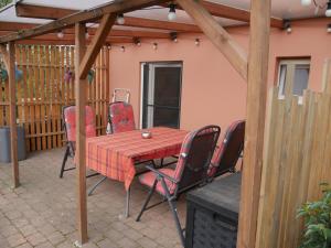 un patio con mesa y sillas en The Ranch - Ferienhaus Drevenack en Hünxe