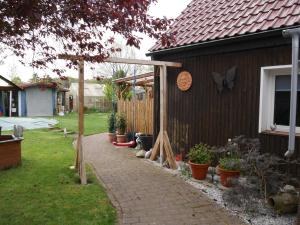 un giardino con piante in vaso accanto a una casa di The Ranch - Ferienhaus Drevenack a Hünxe