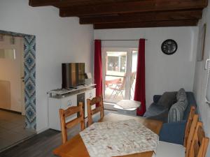 uma sala de estar com uma mesa e um sofá em The Ranch - Ferienhaus Drevenack em Hünxe