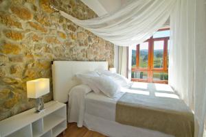 A bed or beds in a room at Villa Arce Hotel