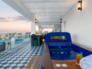 Bazén v ubytování LIV URBAN Suites nebo v jeho okolí