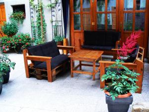 un patio con sillas, una mesa y algunas plantas en Apartmány Johanka, en Náchod