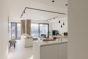 un soggiorno bianco con divano e tavolo di Portwin luxury stays a Knokke-Heist
