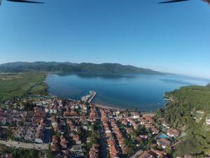 una vista aérea de una ciudad junto a un cuerpo de agua en Yucelen Hotel, en Akyaka