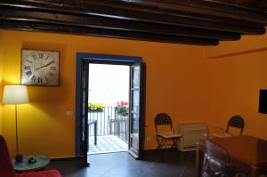 una habitación con un reloj en la pared y una puerta en Foresteria dell'Alloro, en Palermo