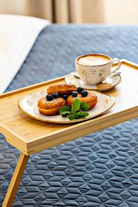 アウグストゥフにあるSzuflada Roomsのペストリーの盛り合わせとコーヒー
