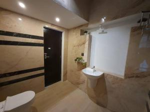 Koupelna v ubytování Anandam Stays - Premium 3BHK plush homestay, Vaikom near Kumarakom + 37 fotografií