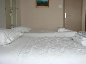 カンヌにあるCannes Sea Viewのベッド2台(白いシーツ、枕付)