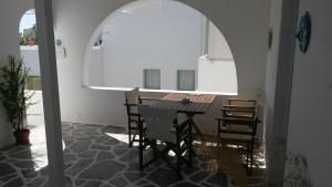 comedor con mesa, sillas y ventana en Antonia Studios, en Naousa