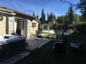 Ogród w obiekcie Villa Familiale piscine, spa, entre Cannes et Nice