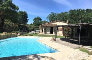 Basen w obiekcie Villa Familiale piscine, spa, entre Cannes et Nice lub w pobliżu