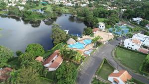 een luchtzicht op een huis naast een meer bij ESPECTACULAR Casa Quinta en Melgar in Melgar