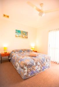 A bed or beds in a room at Carnarvon Central Apartments