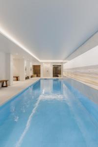 בריכת השחייה שנמצאת ב-Portwin luxury stays או באזור