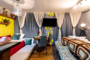 ein Hotelzimmer mit 2 Betten, einem Tisch und einem Esszimmer in der Unterkunft Apartamento Inteiro, Completo e Confortável in São Paulo