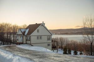 La Maison Laurentienne, Vue sur le fleuve ,Spa et Sauna בחורף