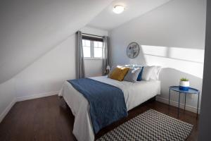 מיטה או מיטות בחדר ב-La Maison Laurentienne, Vue sur le fleuve ,Spa et Sauna