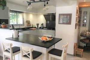 Kuchnia lub aneks kuchenny w obiekcie Villa Familiale piscine, spa, entre Cannes et Nice
