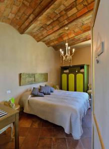 a bedroom with a large bed and a wooden ceiling at Tenuta di Vico Moricino in Anagni