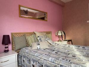 Кровать или кровати в номере Gîte Arfeuilles, 4 pièces, 5 personnes - FR-1-489-52