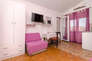 TV a/nebo společenská místnost v ubytování Apartments and Room Take it easy