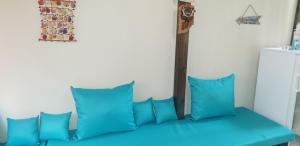 ママイア・ノルドにあるApartament Confortの青いソファ(青い枕付)