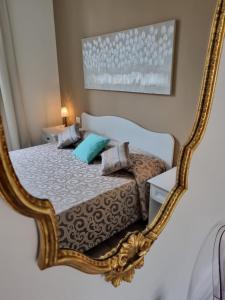 a mirror reflection of a bed in a bedroom at Nel cuore del Centro Storico in Turin