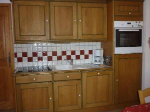 Appartement Pralognan-la-Vanoise, 3 pièces, 6 personnes - FR-1-464-136にあるキッチンまたは簡易キッチン