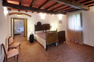 1 dormitorio con 1 cama, mesa y sillas en Il Bosco in Cielo - Il Tasso, en Petrognano