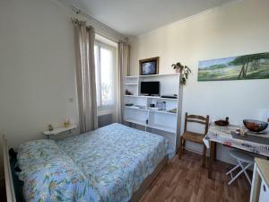 a bedroom with a bed and a desk and a deskablish at Studio Cambo-les-Bains, 1 pièce, 2 personnes - FR-1-495-10 in Cambo-les-Bains