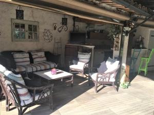 Część wypoczynkowa w obiekcie Villa Familiale piscine, spa, entre Cannes et Nice