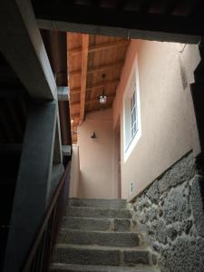 uma escada que conduz a um edifício com uma janela em Casa Taboada Ribeira Sacra em Vilelos