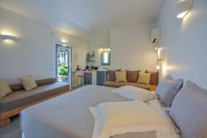 Anemones Studios & Suites - Onar Hotels Collection客房内的一张或多张床位