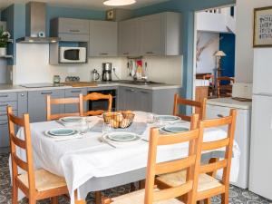 Η κουζίνα ή μικρή κουζίνα στο Duplex 5 pièces avec balcon à 30m de la plage - 7 couchages, acceptant animaux, wifi et parking - FR-1-349-114 +26 φωτογραφίες