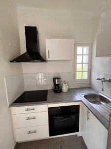 kuchnia ze zlewem i kuchenką górny piekarnik w obiekcie 30m Studio in the heart of old Antibes wifi air conditioning w mieście Antibes