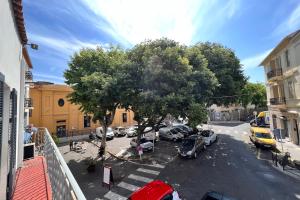 widok na parking z drzewem i samochodami w obiekcie 30m Studio in the heart of old Antibes wifi air conditioning w mieście Antibes +4 zdjęcia