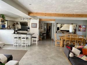 Kuchnia lub aneks kuchenny w obiekcie Villa Familiale piscine, spa, entre Cannes et Nice