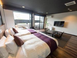 Postel nebo postele na pokoji v ubytování LiVEMAX RESORT Aki Miyahama Onsen