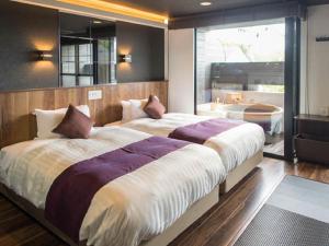 Postel nebo postele na pokoji v ubytování LiVEMAX RESORT Aki Miyahama Onsen