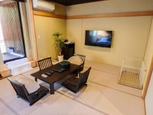 TV a/nebo společenská místnost v ubytování LiVEMAX RESORT Aki Miyahama Onsen
