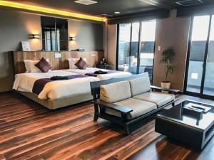 Postel nebo postele na pokoji v ubytování LiVEMAX RESORT Aki Miyahama Onsen