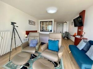 a living room with a camera and a couch at Studio neuf 35m² pour 3 pers, vue mer, WIFI, parking privatif - FR-1-478-39 in Quiberon