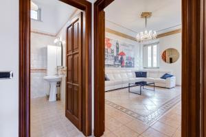 un soggiorno con un divano e un tavolo di Navona View a Roma