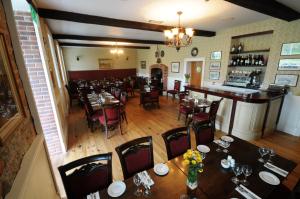 uma vista superior de um restaurante com mesas e cadeiras em Ashbrook Arms Townhouse and Restaurant em Durrow